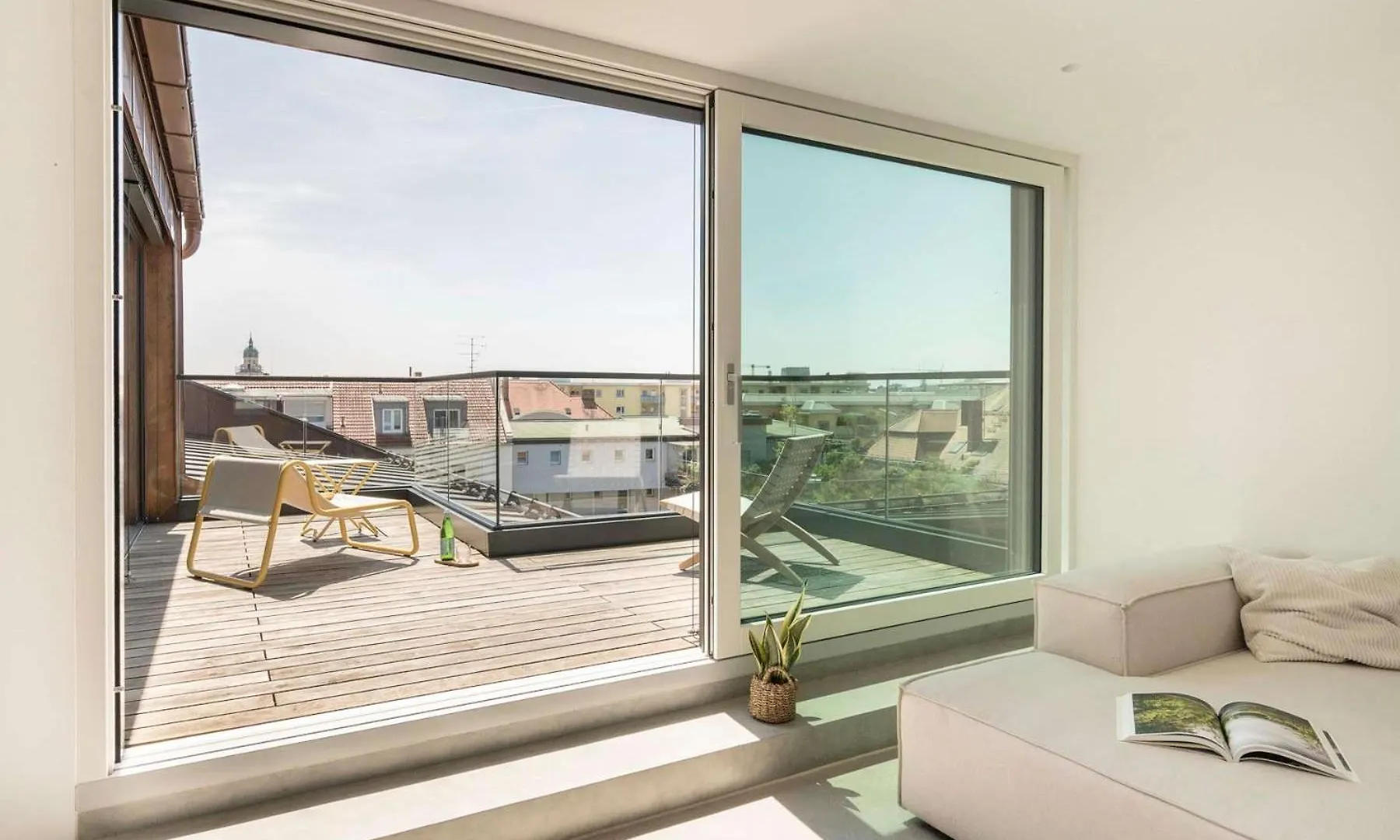 Quiet Meets Elegance In Munichs Center Lejlighed