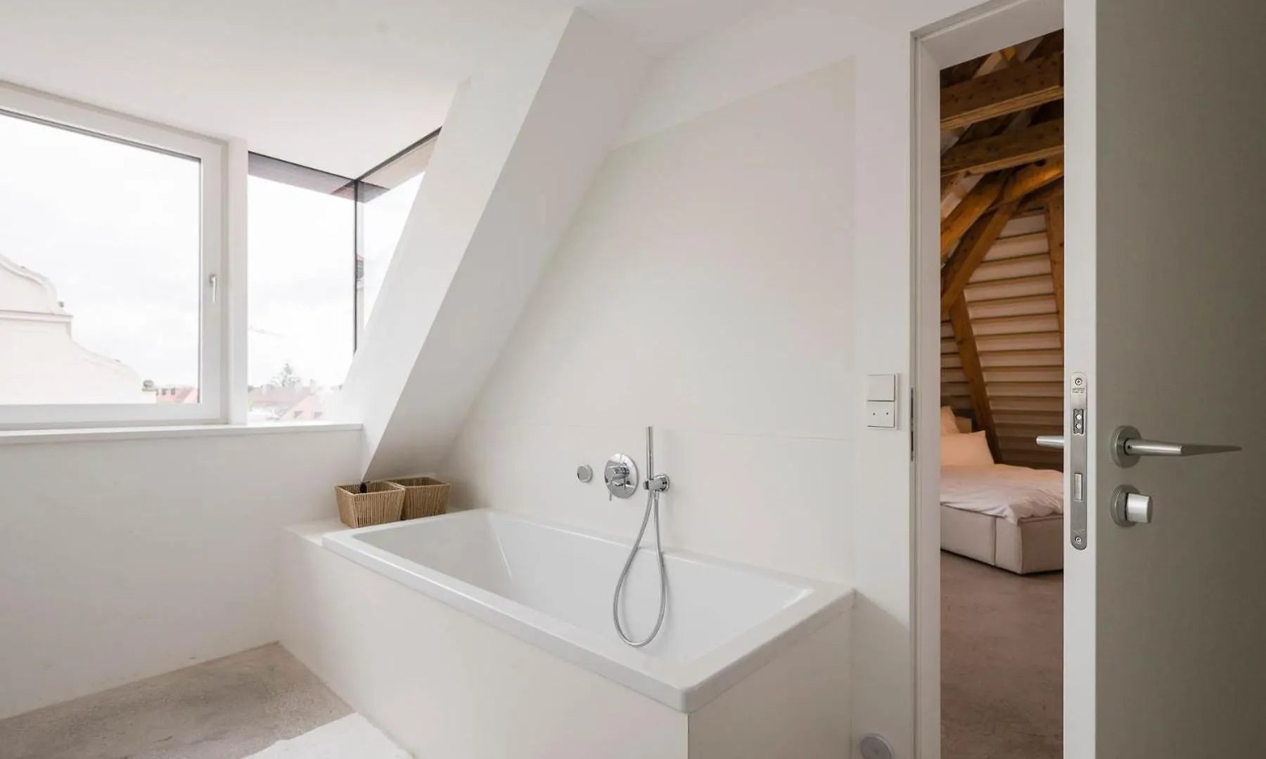 Quiet Meets Elegance In Munichs Center Lejlighed