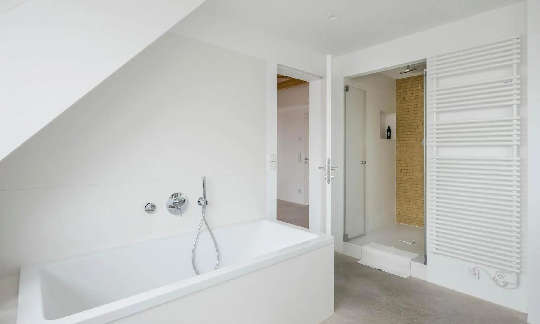 Quiet Meets Elegance In Munichs Center Lejlighed