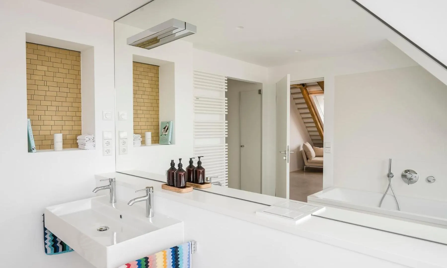 Quiet Meets Elegance In Munichs Center Lejlighed