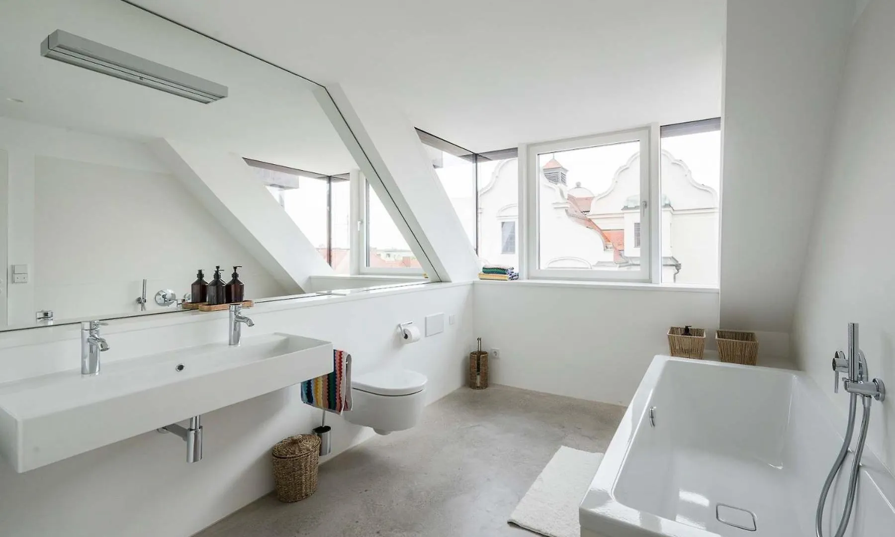 Quiet Meets Elegance In Munichs Center Lejlighed