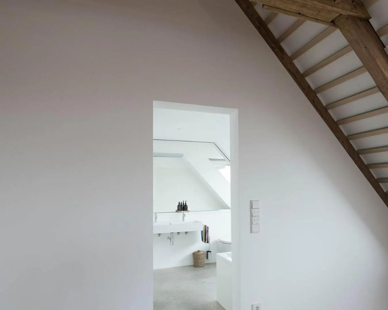 Quiet Meets Elegance In Munichs Center Lejlighed
