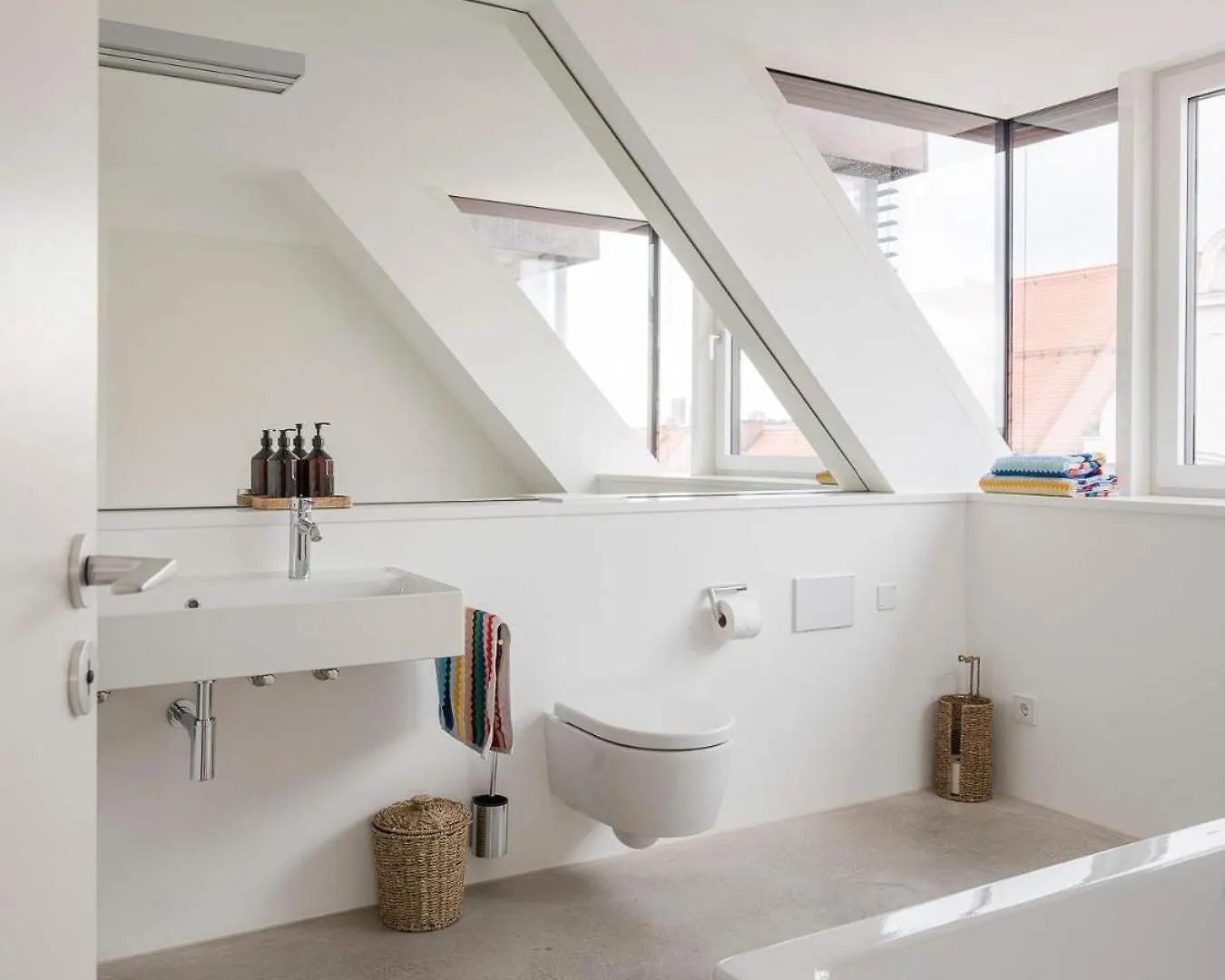Quiet Meets Elegance In Munichs Center Lejlighed