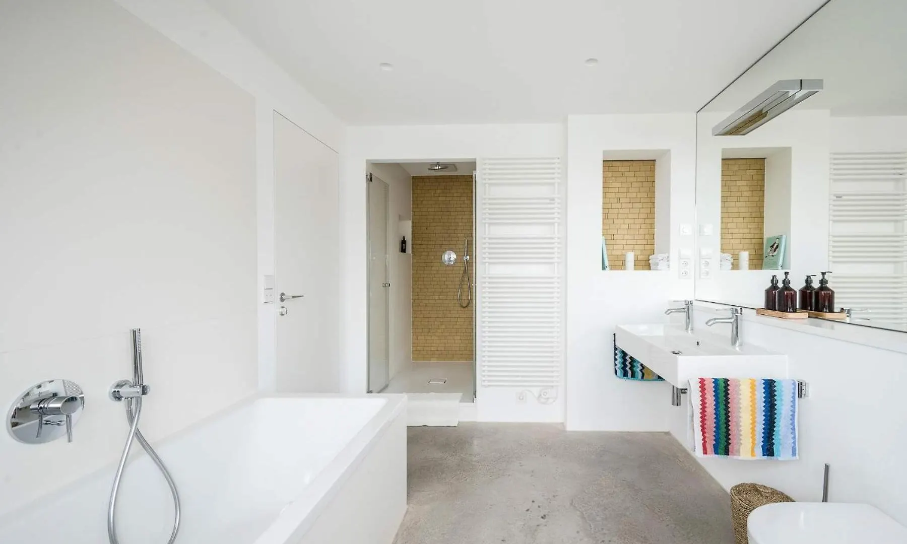 Quiet Meets Elegance In Munichs Center Lejlighed