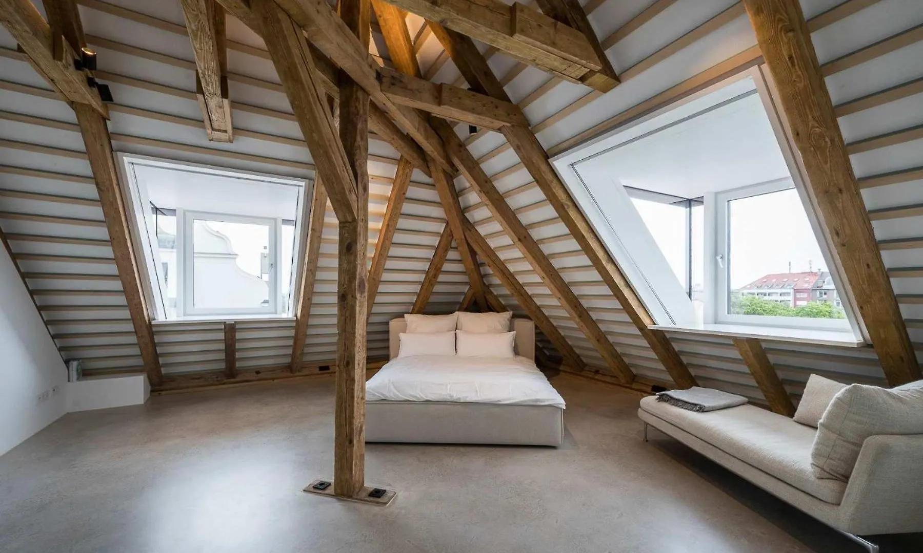 Quiet Meets Elegance In Munichs Center Lejlighed